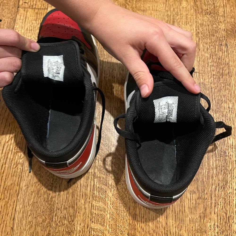 Jordan 1 Low Bred Toe
Size 6 Boys
Red, Black, White - Picture 5 of 6